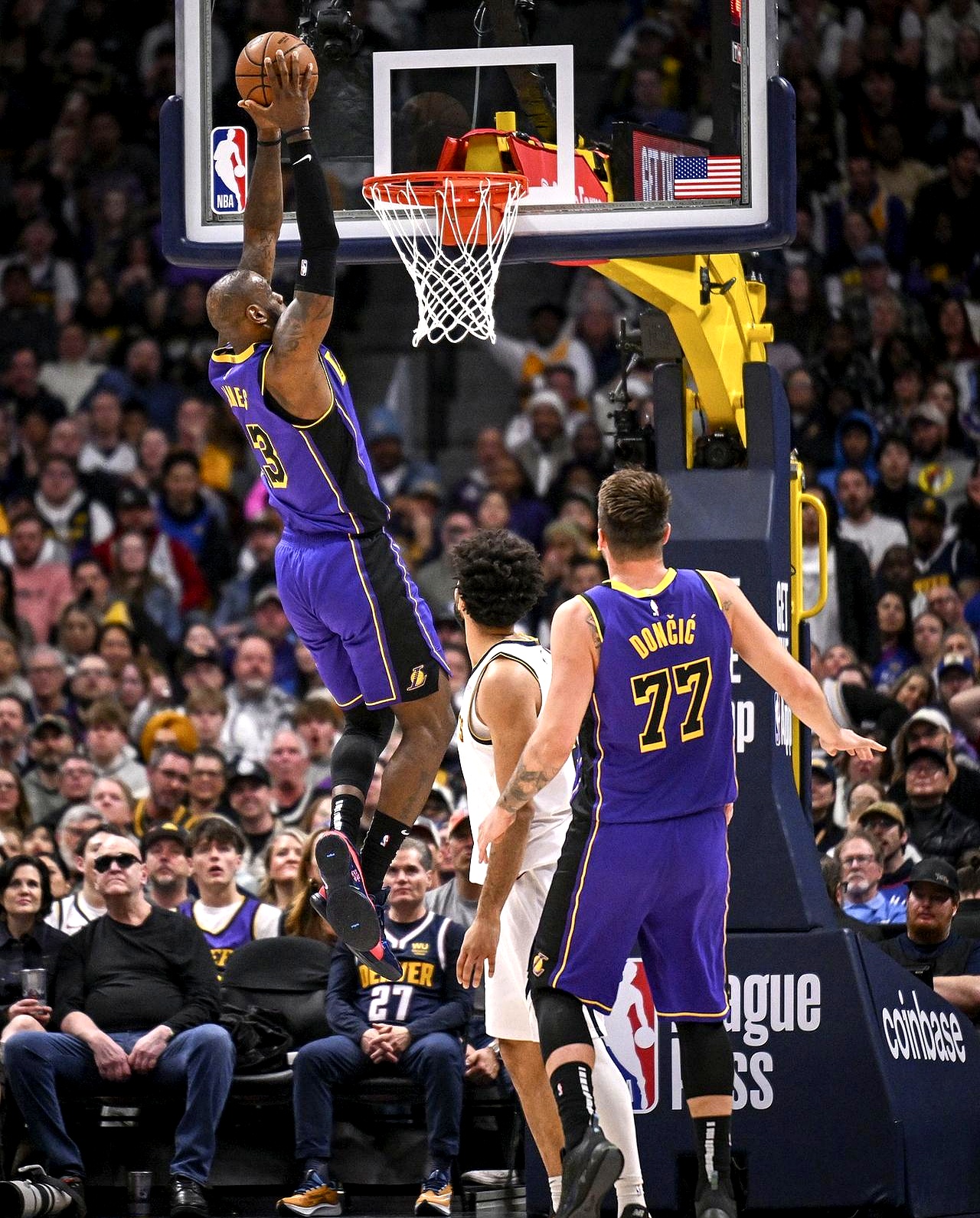 包含浓眉哥在老鹰比赛中大比分获胜，表现优异引发热议！气势如虹延续的词条